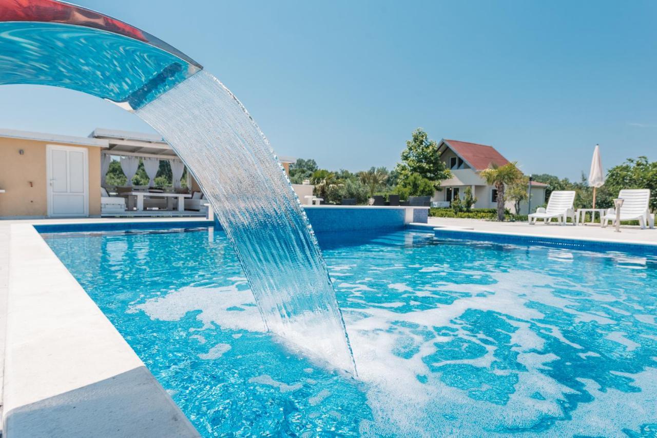 Christopher'S Apartments Улцин Екстериор снимка
