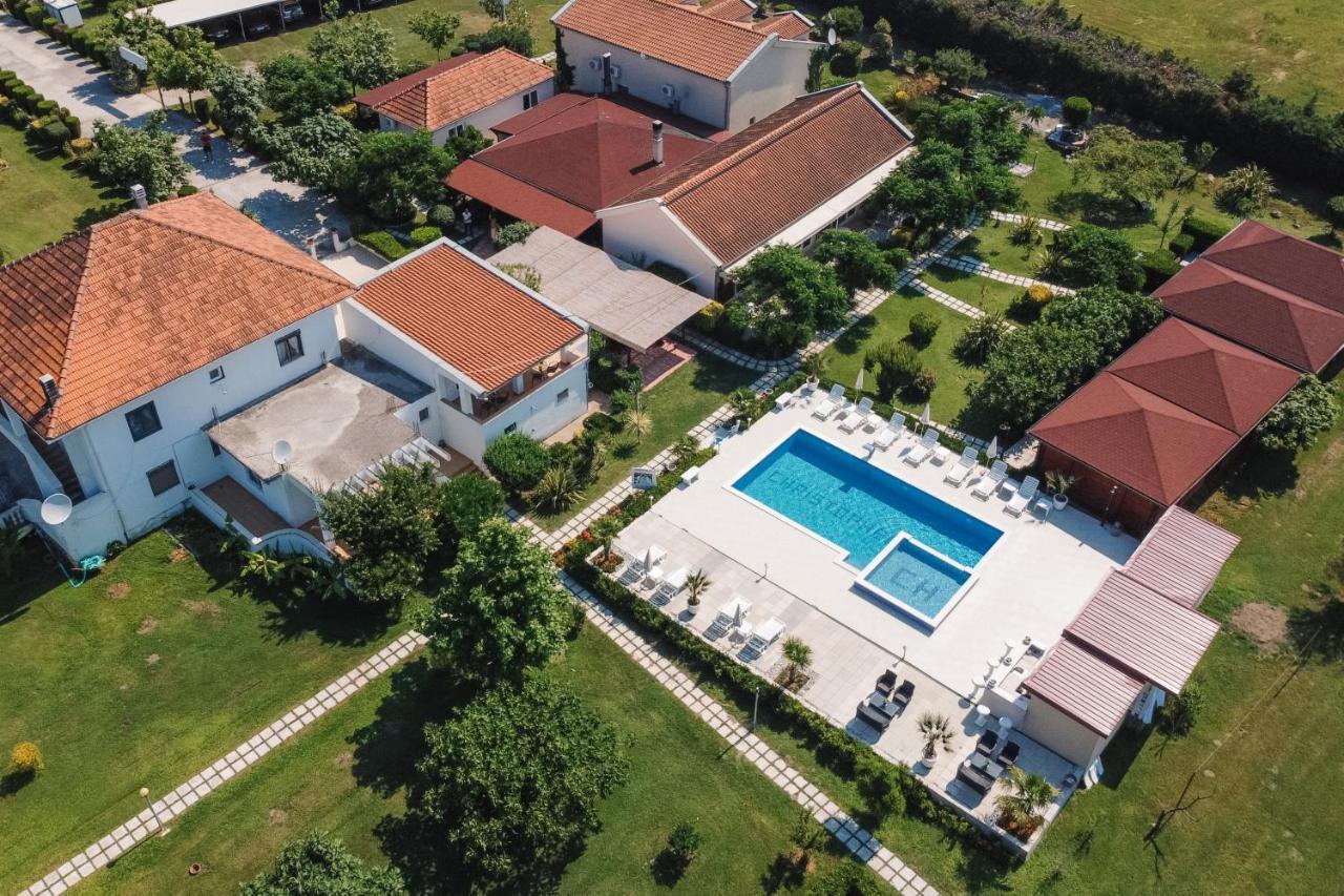 Christopher'S Apartments Улцин Екстериор снимка