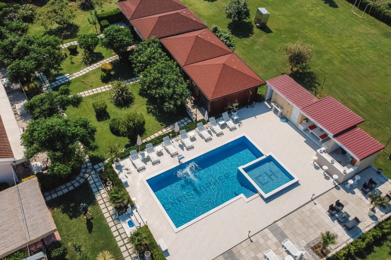 Christopher'S Apartments Улцин Екстериор снимка