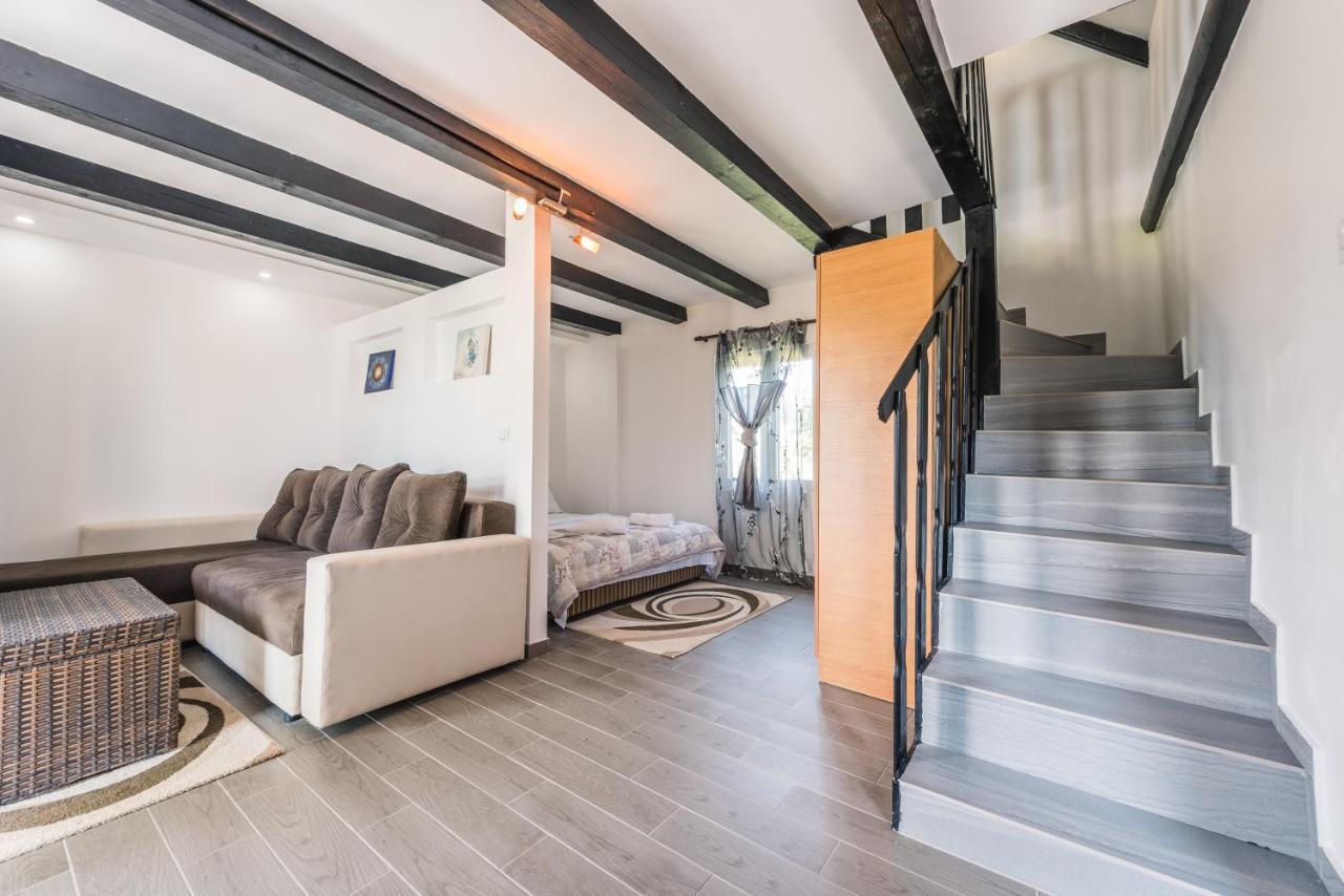 Christopher'S Apartments Улцин Екстериор снимка